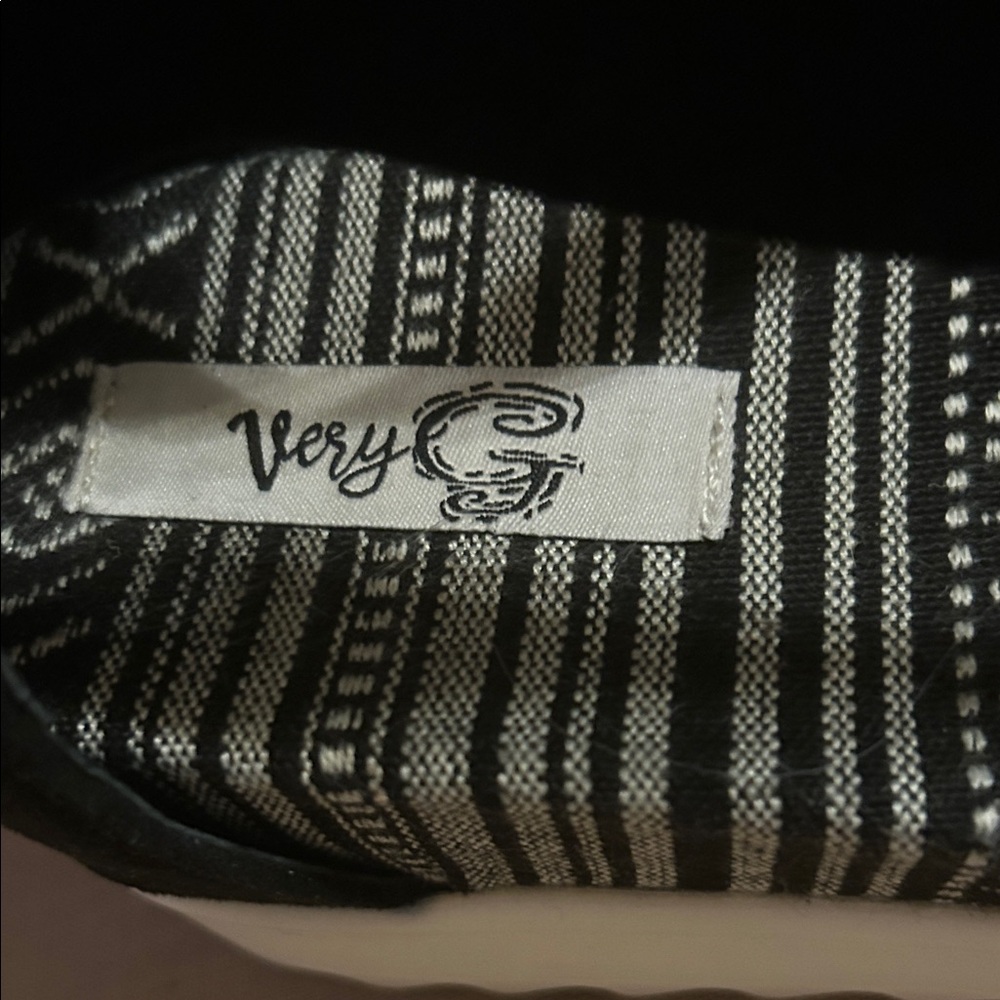 Very G Black Open-Toe Slip-On Sandals with Patterned Insole - Picture 2 of 8